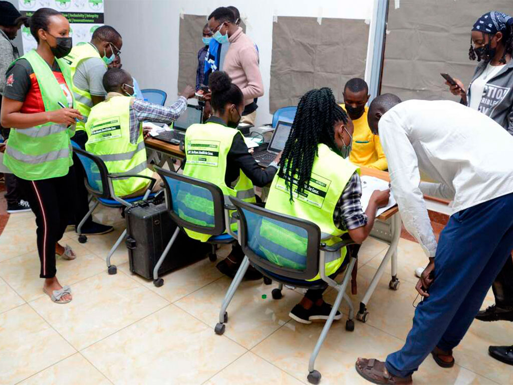 IEBC marshals facilitating voter registration